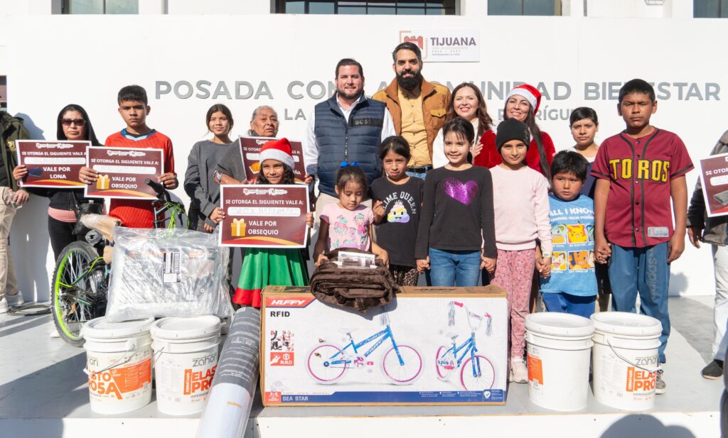 COMPARTE ALCALDE ISMAEL BURGUEÑO POSADA NAVIDEÑA CON VECINOS DE LA