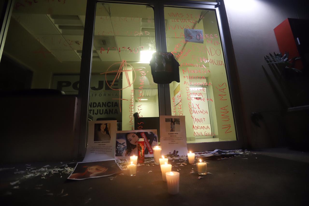 Al grito de “Ni una Más”, un aproximado de más de mil 200 personas alzaron la voz por las cientos de mujeres desaparecidas y asesinadas en Tijuana.