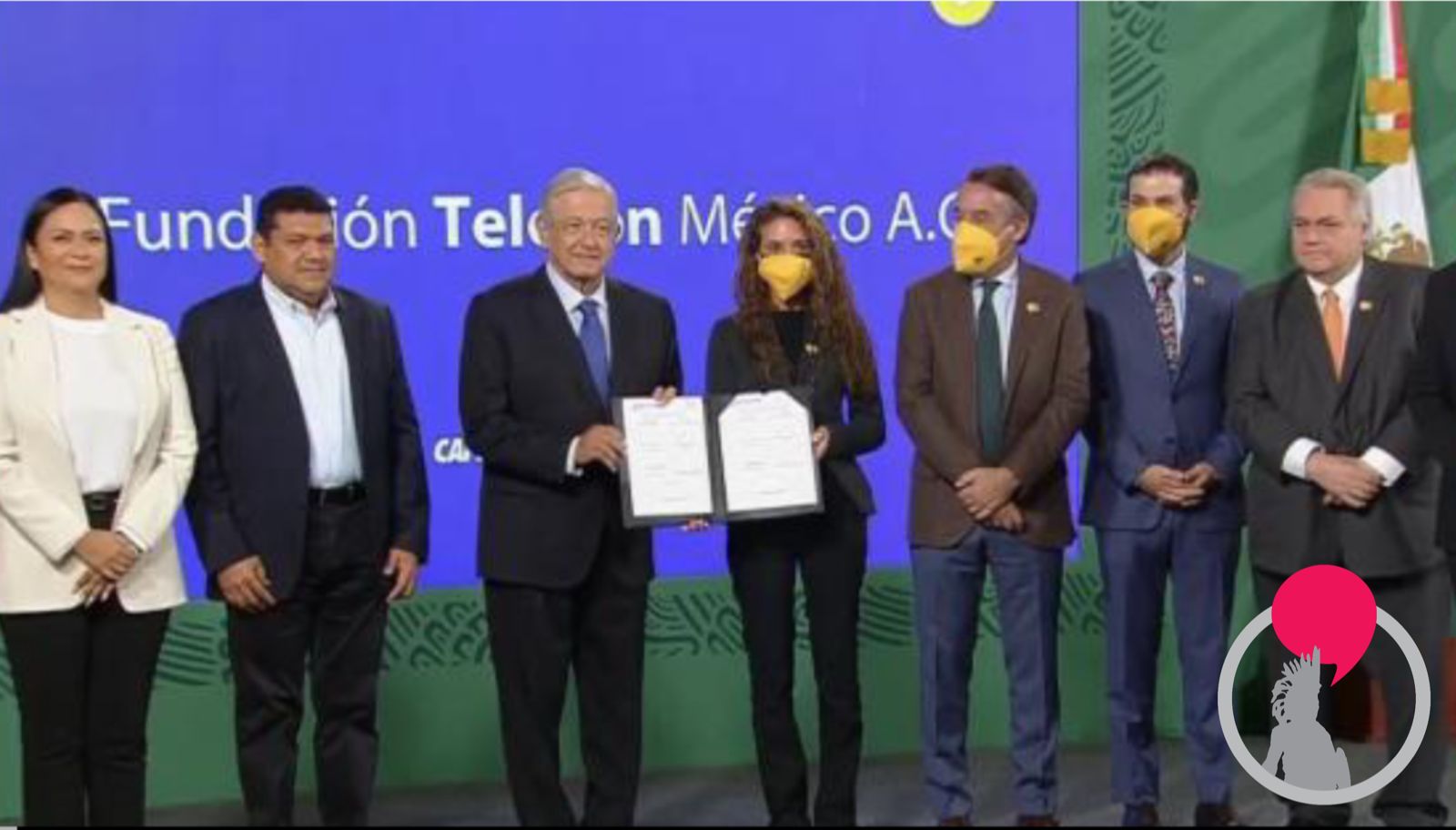 AMLO firma convenio con Teletón.