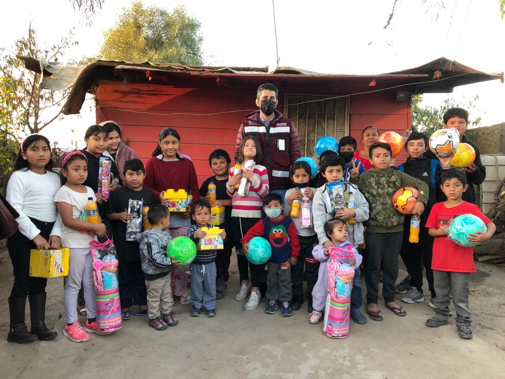 SERGIO MOCTEZUMA FESTEJA A NIÑOS POR REYES MAGOS