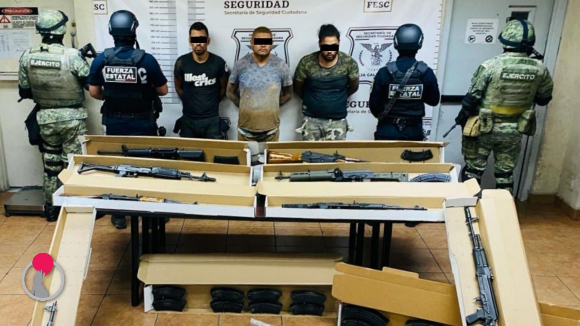 Detienen a sicarios con arsenal de armas.