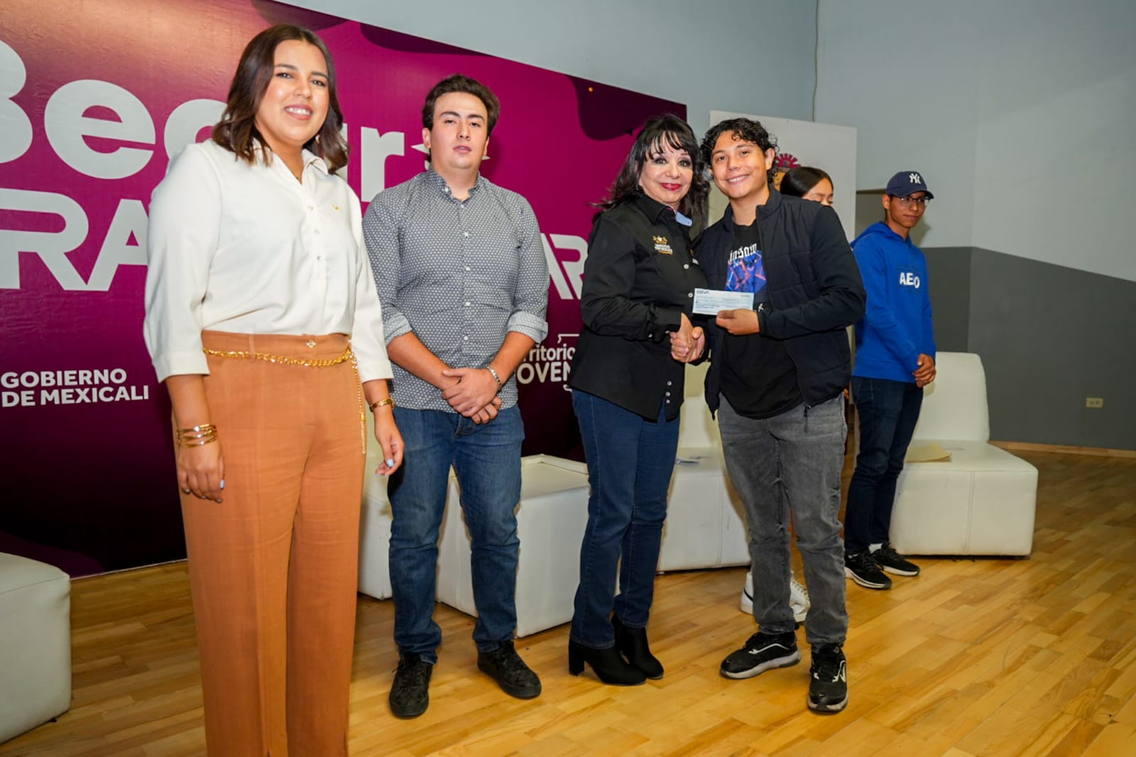 NORMA BUSTAMANTE FORTALECE LA EDUCACIÓN EN EL MUNICIPIO CON ENTREGA DE BECAS
