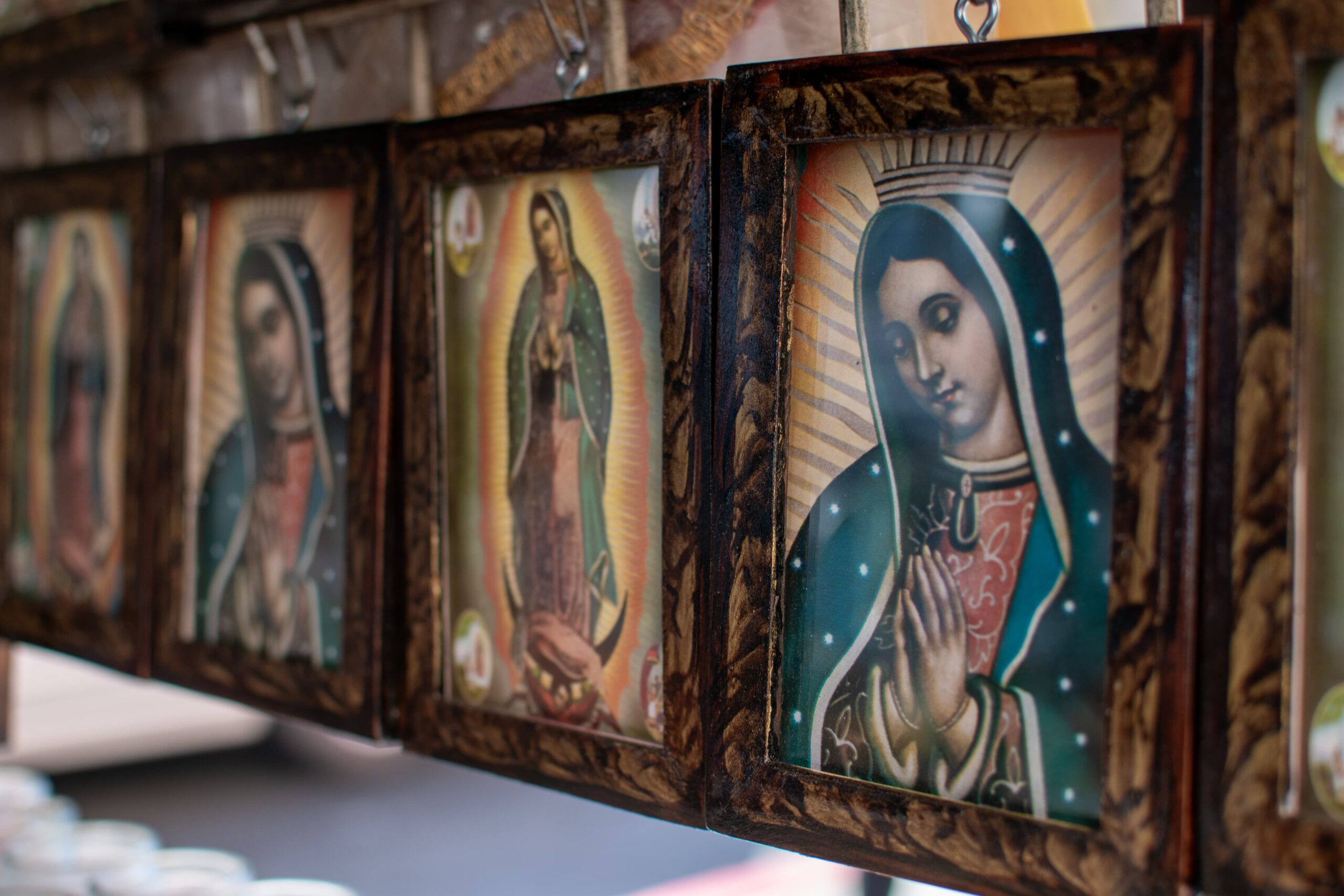 Comerciantes de la Zona Centro registran bajas ventas de artículos de la Virgen de Guadalupe