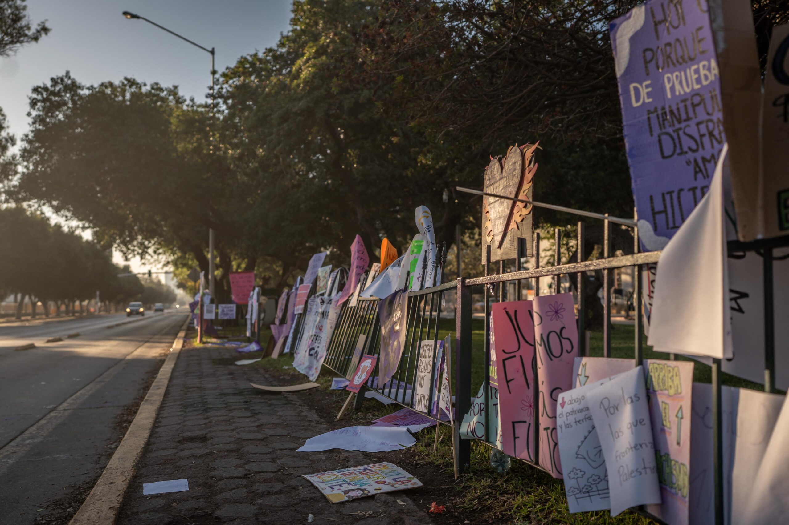 Así luce el Paseo de los Héroes después de la marcha del 8M