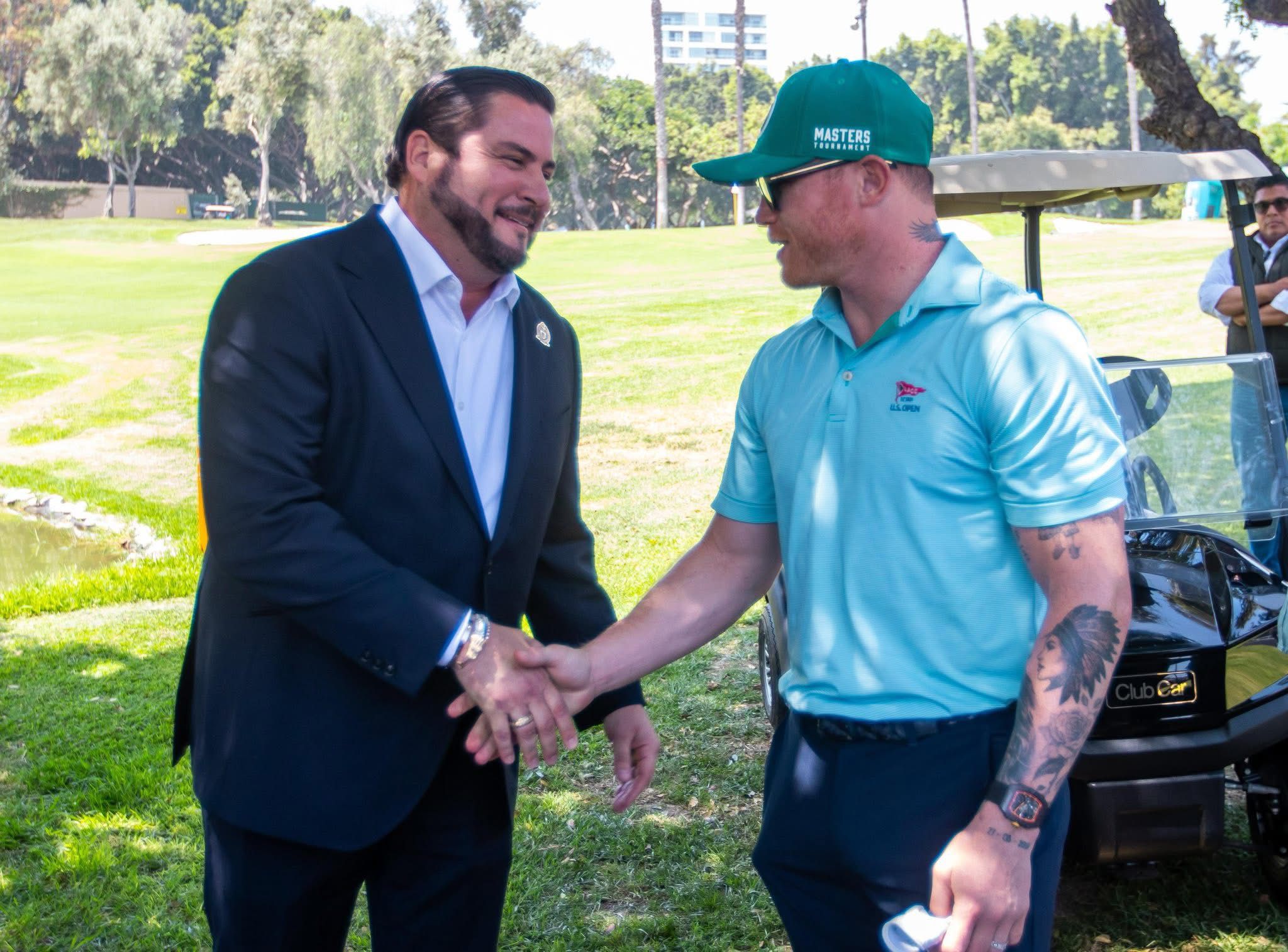 El alcalde de Tijuana, Ismael Burgueño, se reunió con el boxeador mexicano Canelo Álvarez en el 5to Torneo de Golf de la Fundación Mi Chante.