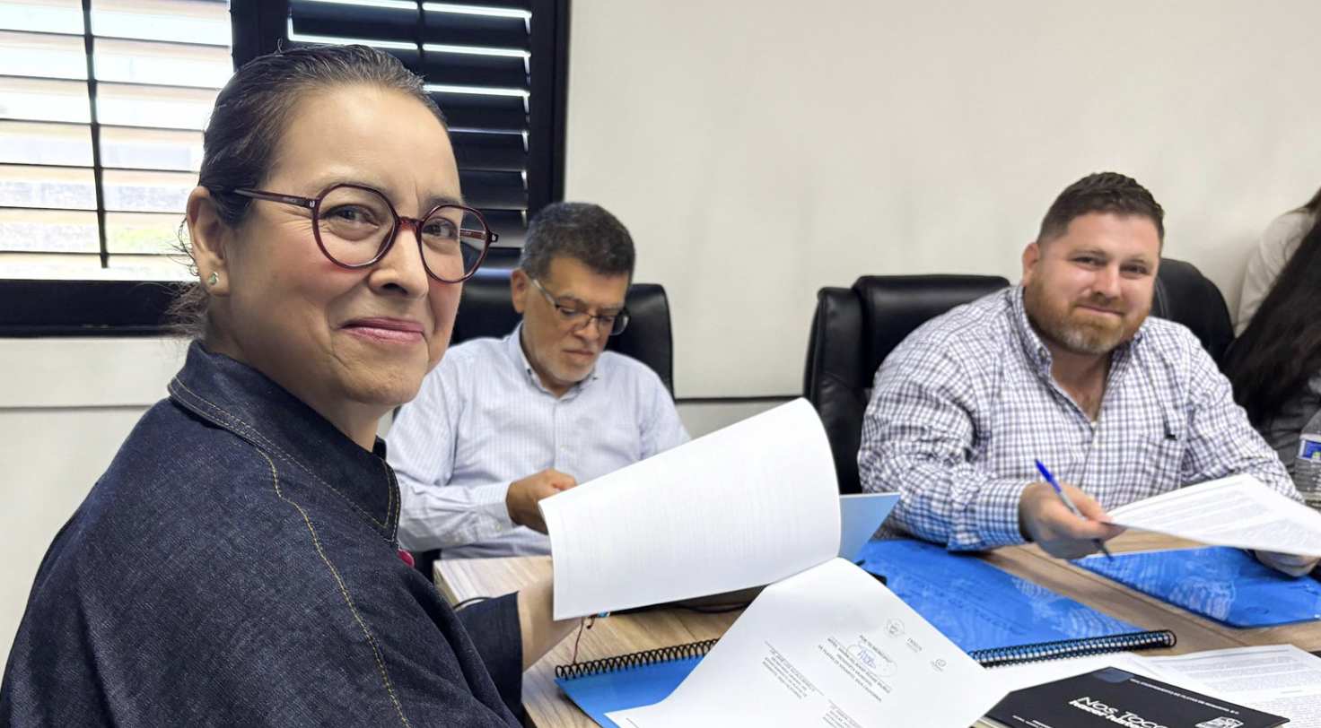 Rocio Adame firma contrato de promesa de donación para construir viviendas dignas en Playas de Rosarito