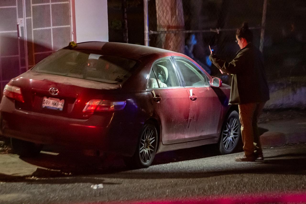 Hallan cadáver de hombre envuelto en cobija dentro de auto en la colonia Herrera
