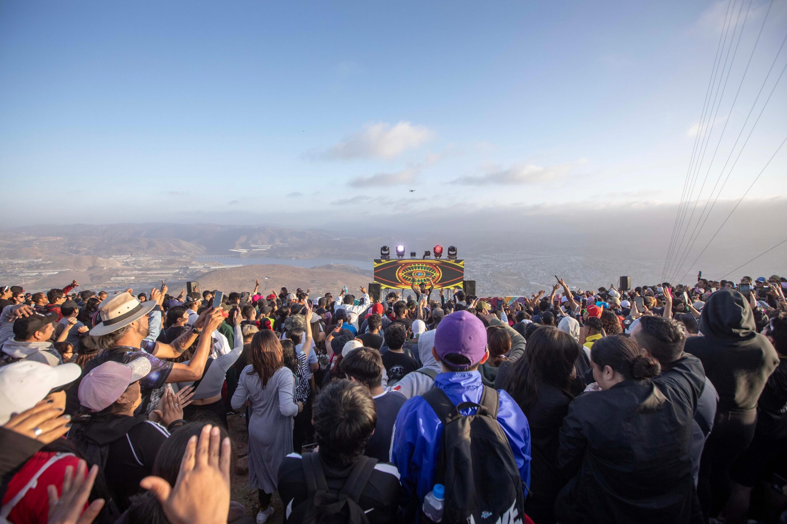 Más de mil personas asisten a la tercera edición de “Ritmo en la Cima” en el Cerro Colorado