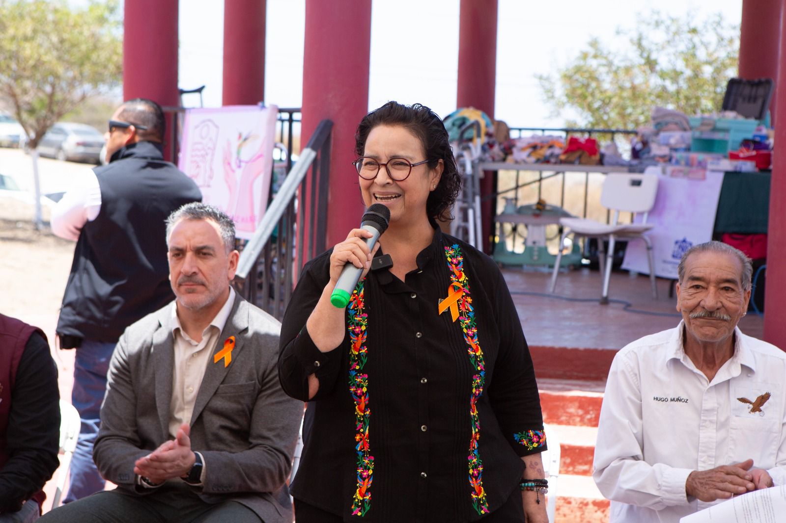 Rocio Adame escucha peticiones en Puesta del Sol II