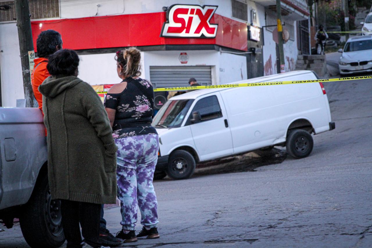 Pareja es atacada por disparos al interior de una tienda Six; hombre resulta sin vida