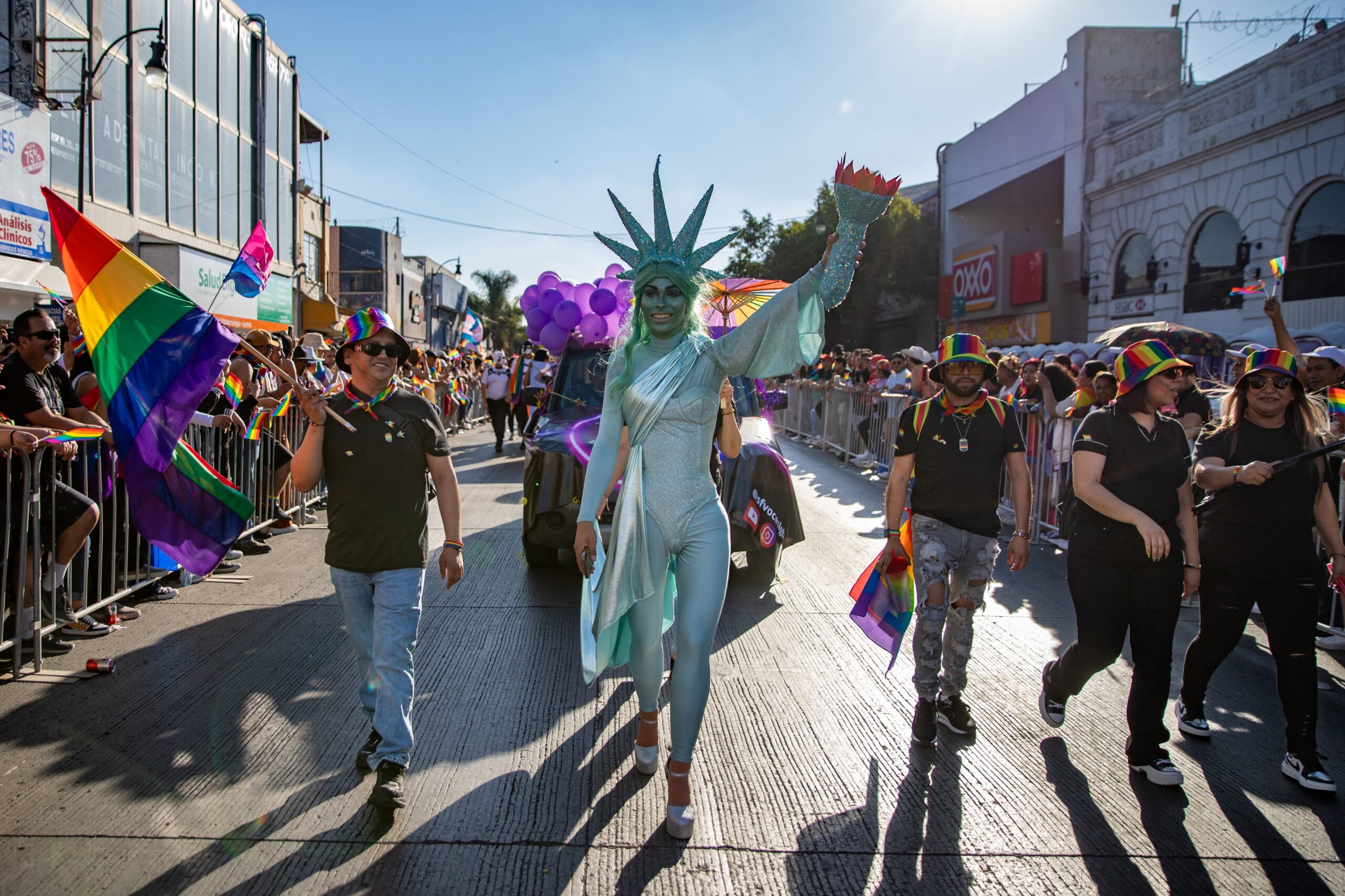 La revu se llena de color; miles celebran la marcha del orgullo 2025