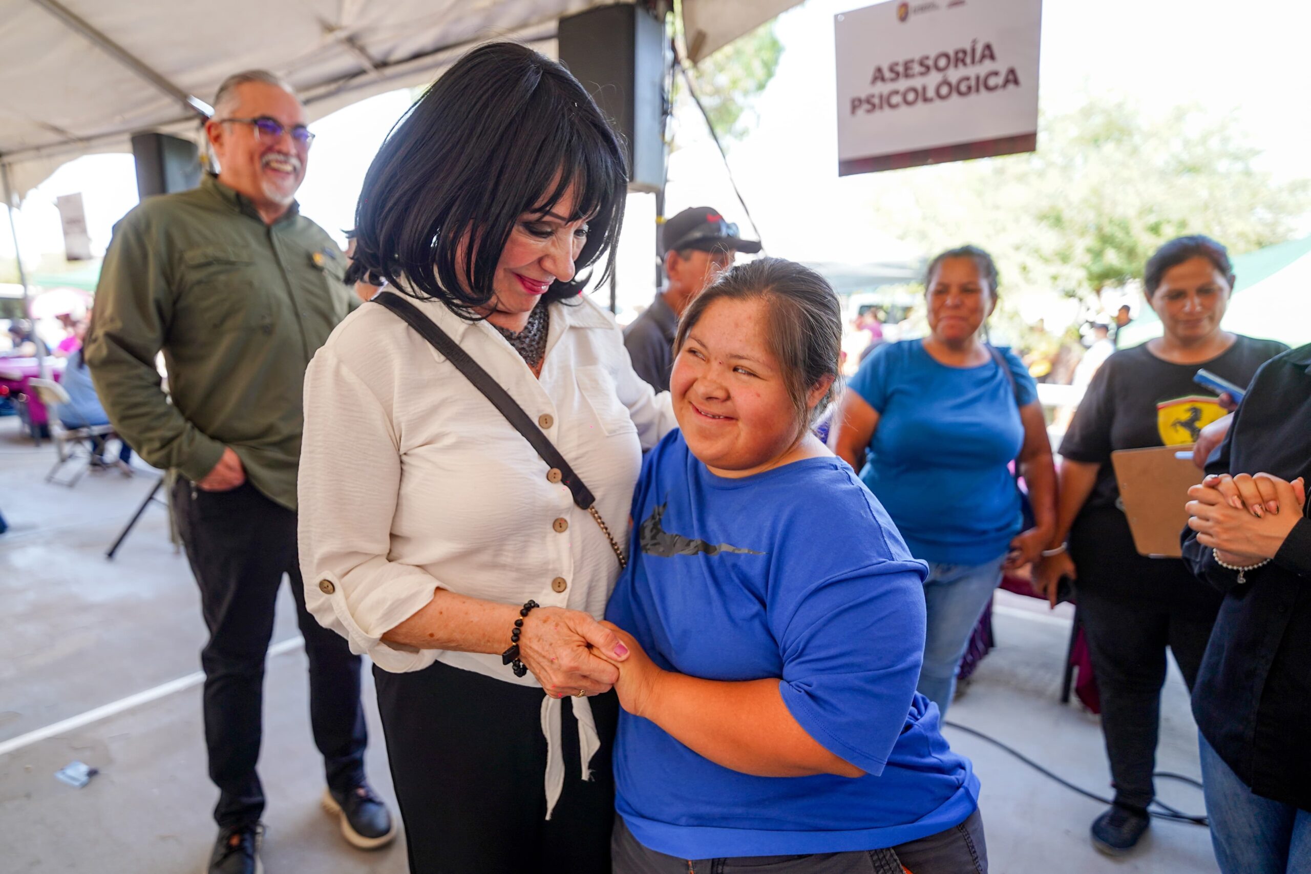 Servicios para todos: Norma Bustamante con la comunidad de la colonia Hidalgo