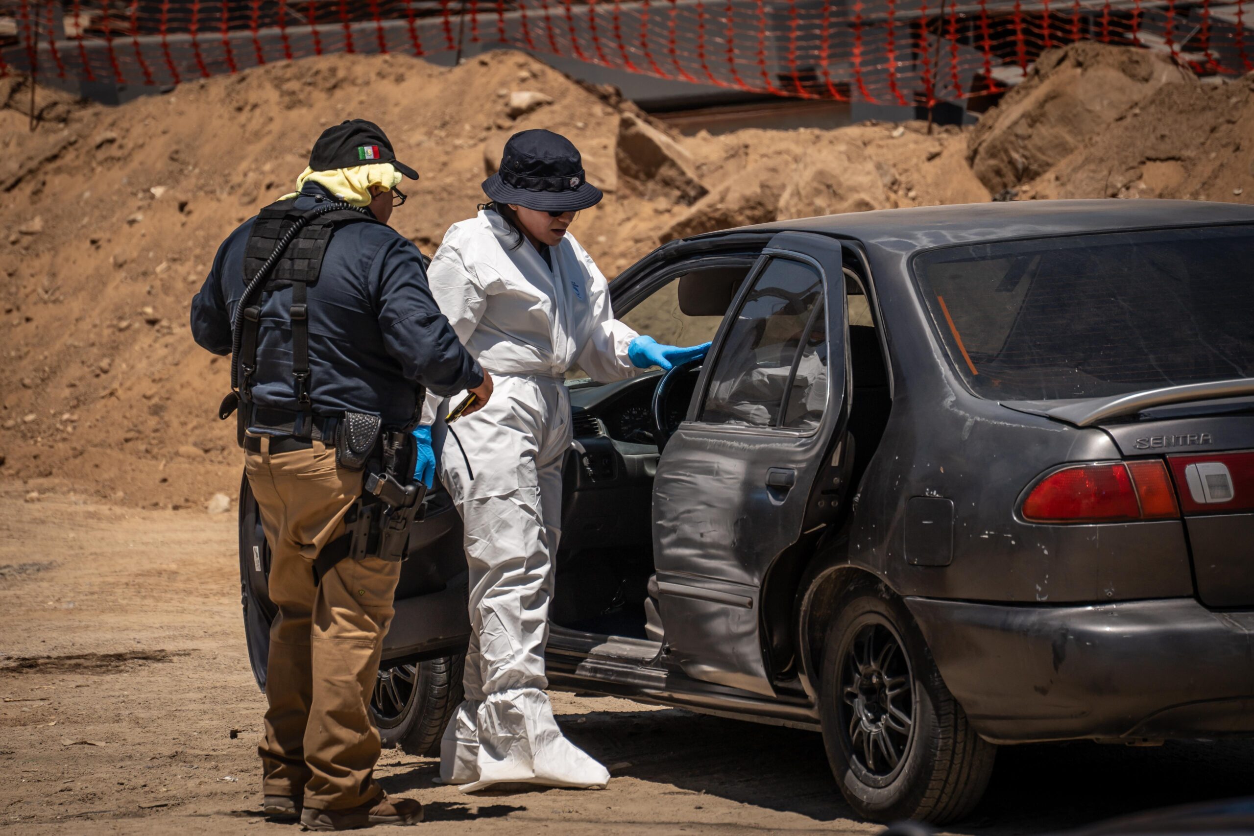 Encuentra su auto robado con dos cuerpos en la cajuela