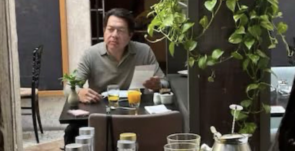 Captan a Mario Delgado en hotel de lujo en Portugal