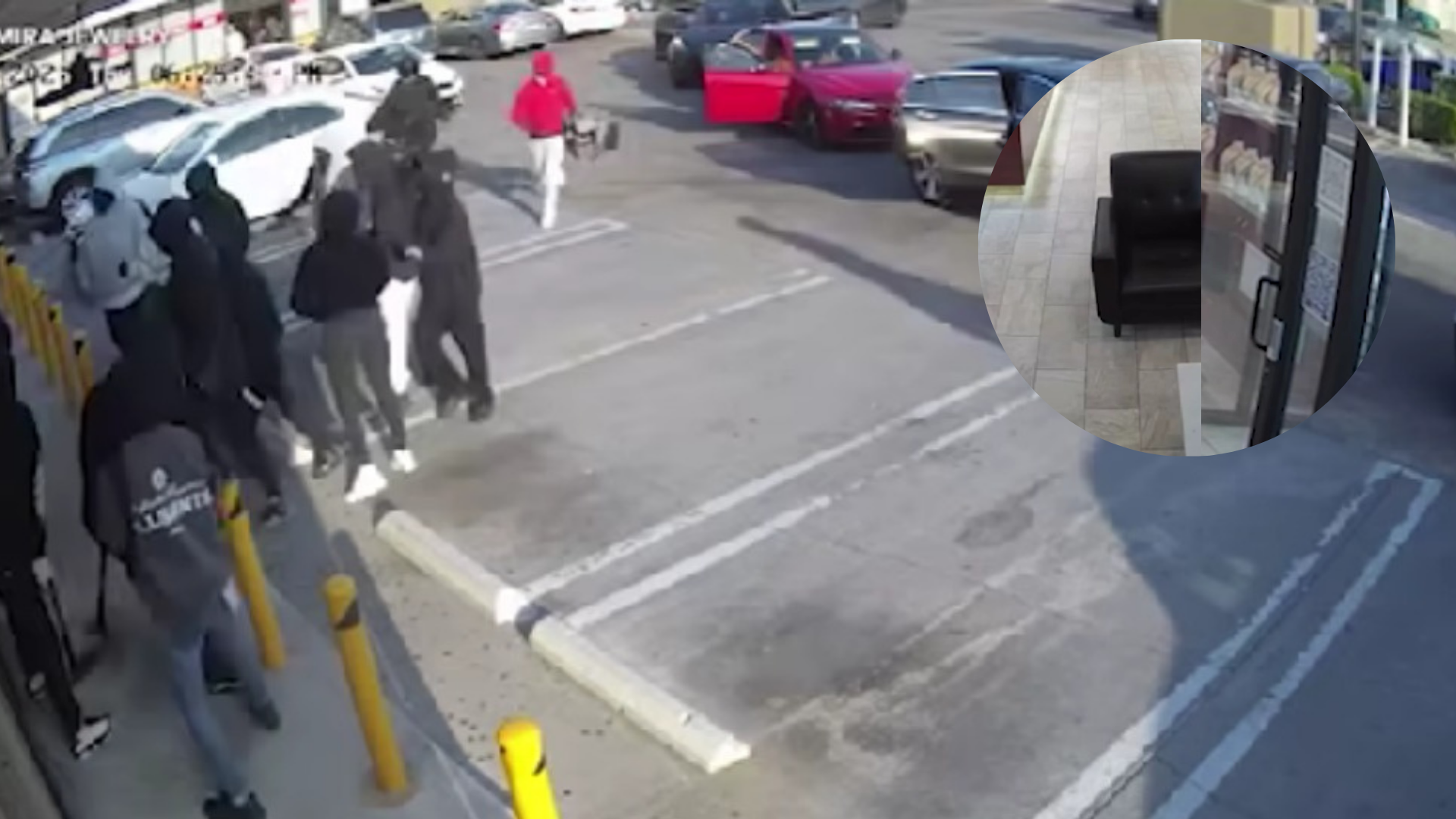 Intentan robar joyería en grupo y el dueño los termina espantando con un arma.