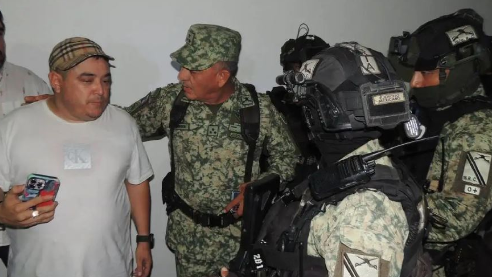 Comerciante persigue a militares y los obliga a regresar 50 mil pesos que le robaron a su hijo