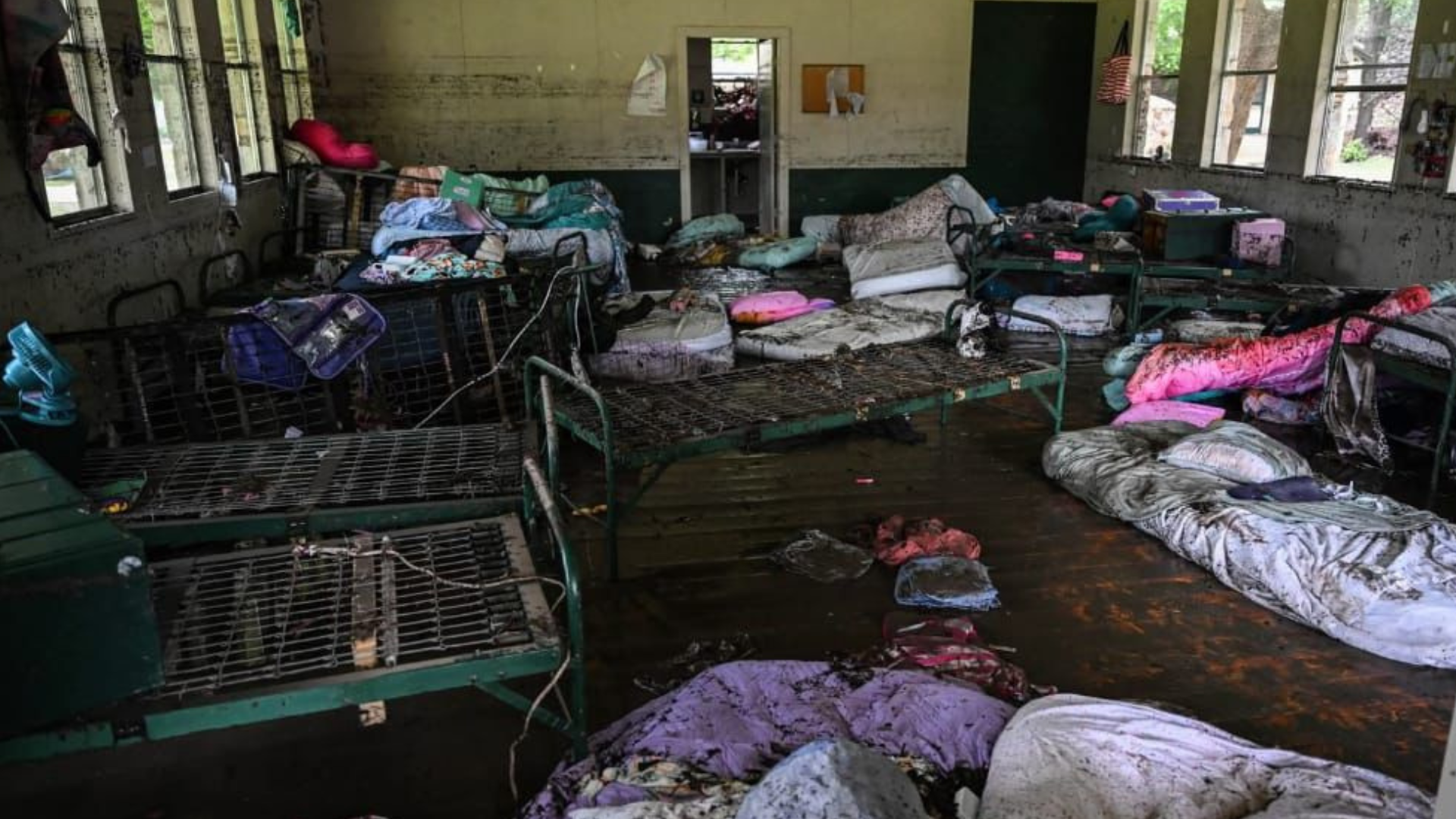 Reportan 20 niñas desaparecidas tras inundaciones en Texas; van 27 personas localizadas sin vida.