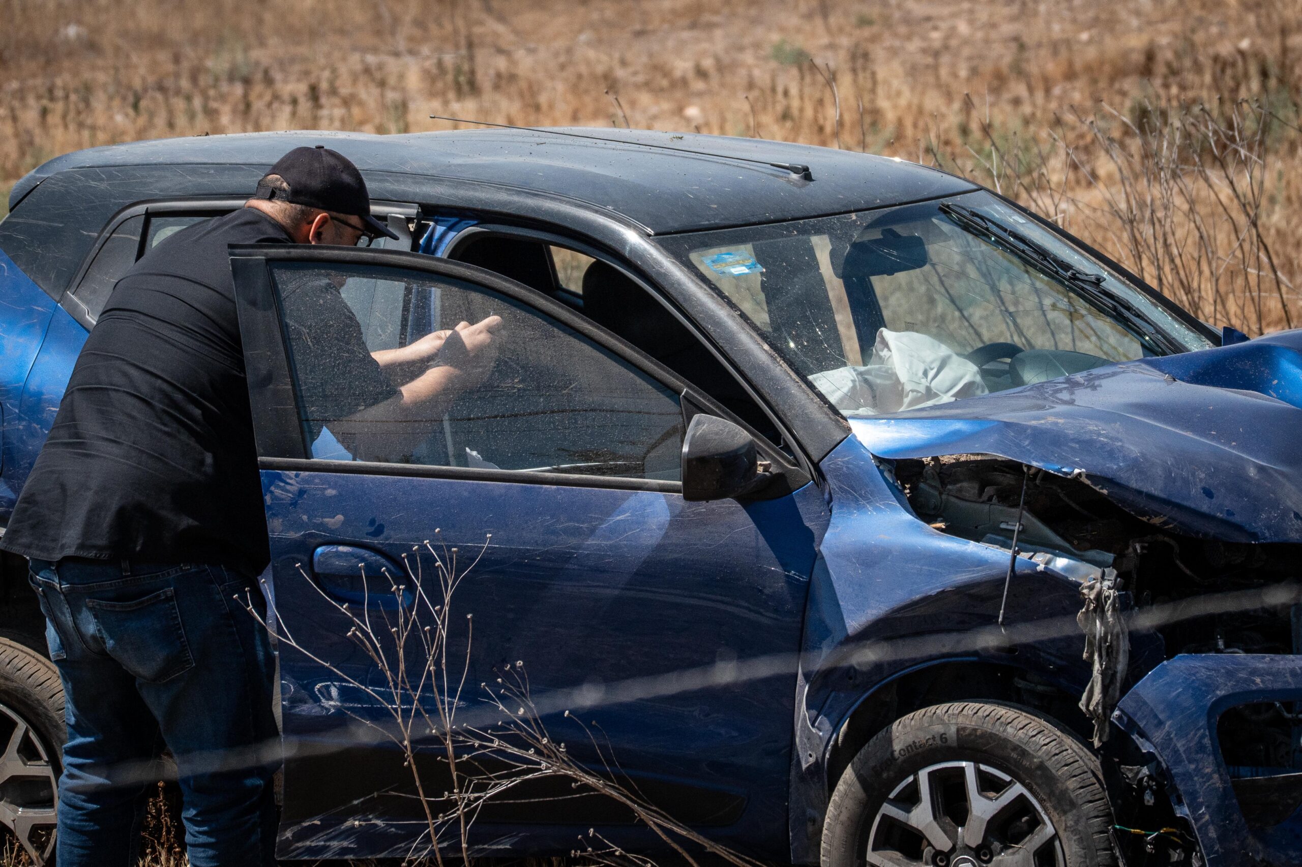 Tras perder el control, conductora termina fuera de la vialidad y derriba un poste de Luz en la carretera libre Tijuana-Tecate
