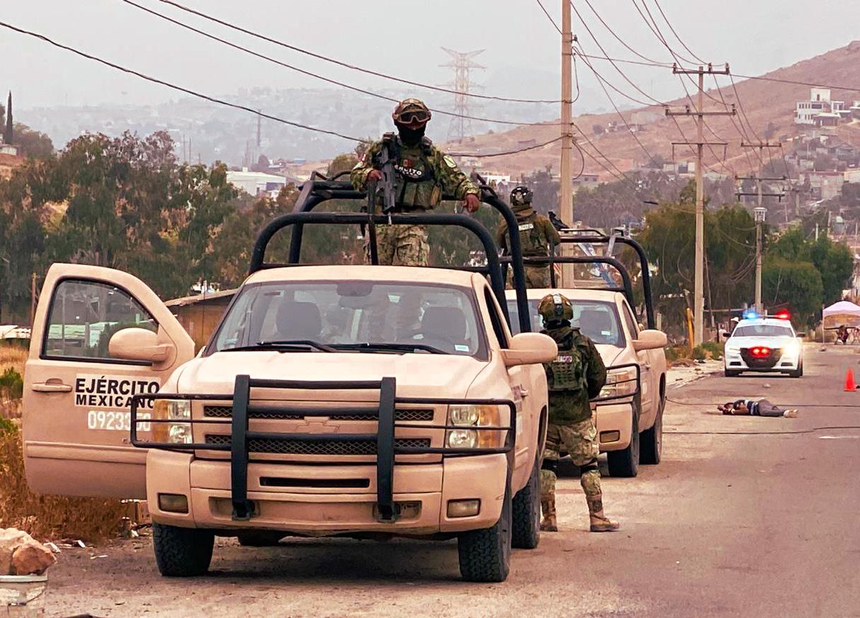Hallan a hombre esposado y con huellas de violencia en la carretera libre Tijuana-Tecate