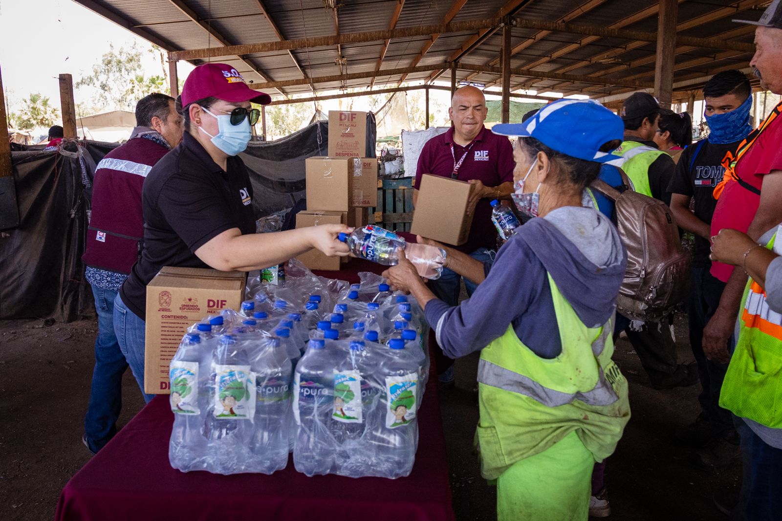 Apoya DIF municipal a grupo de pepenadores con kits de hidratación y despensas