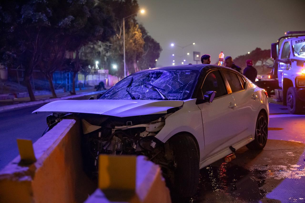 Pareja choca contra muro de contención en la Vía Rápida Poniente