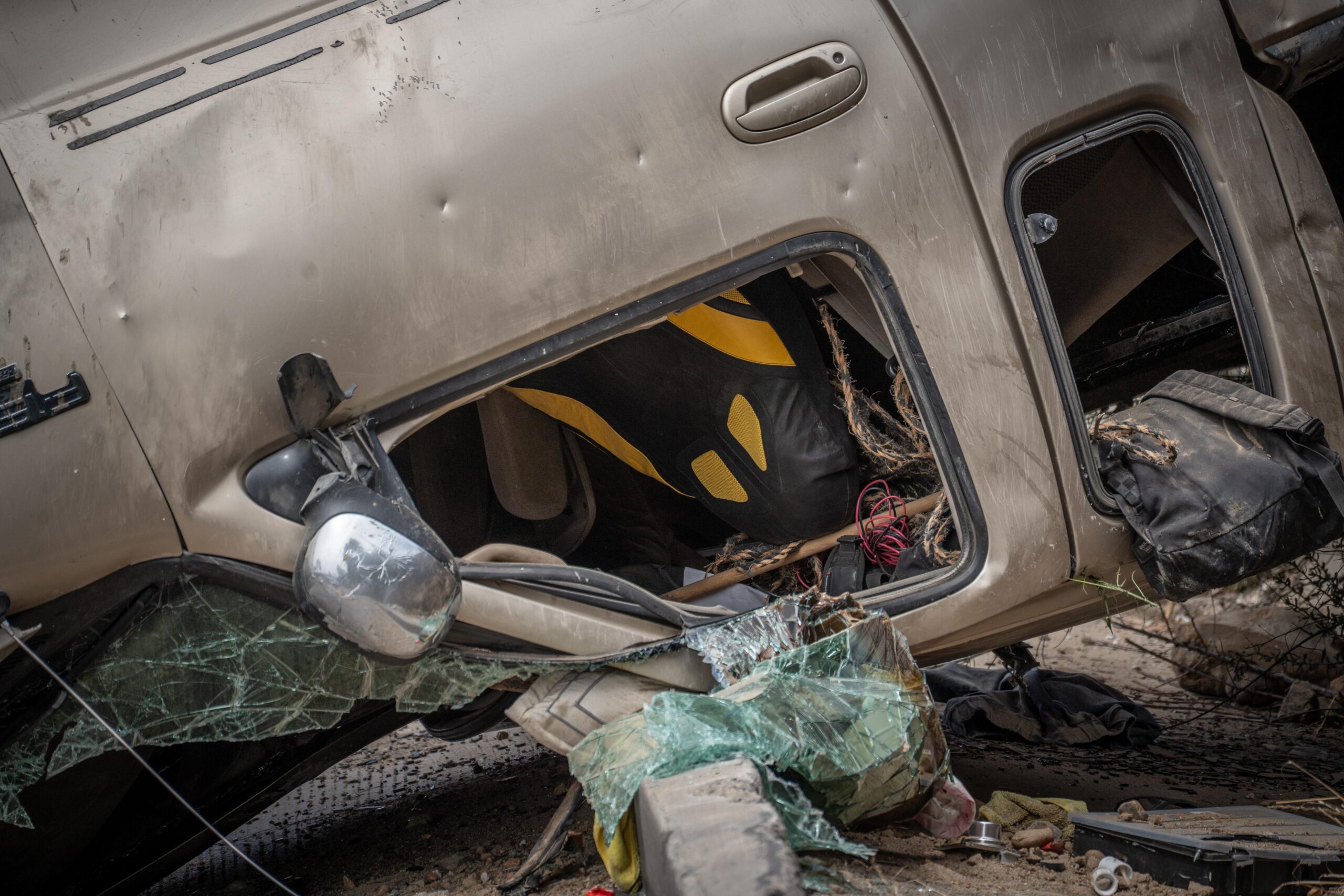 Conductor se baja al oxxo y su camioneta termina volcada