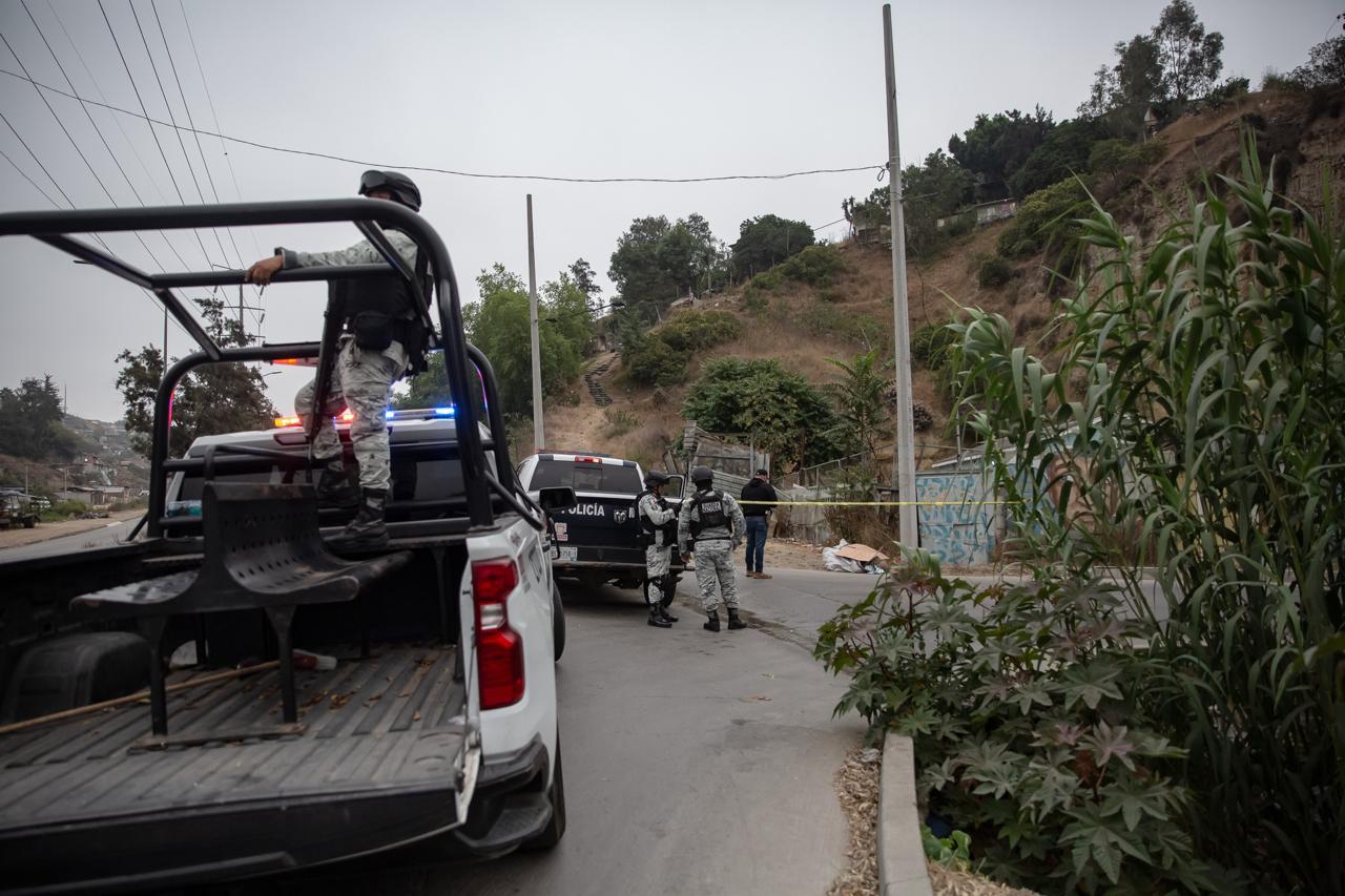 Abandonan cuerpo con narcomensaje en Pedregal de Santa Julia