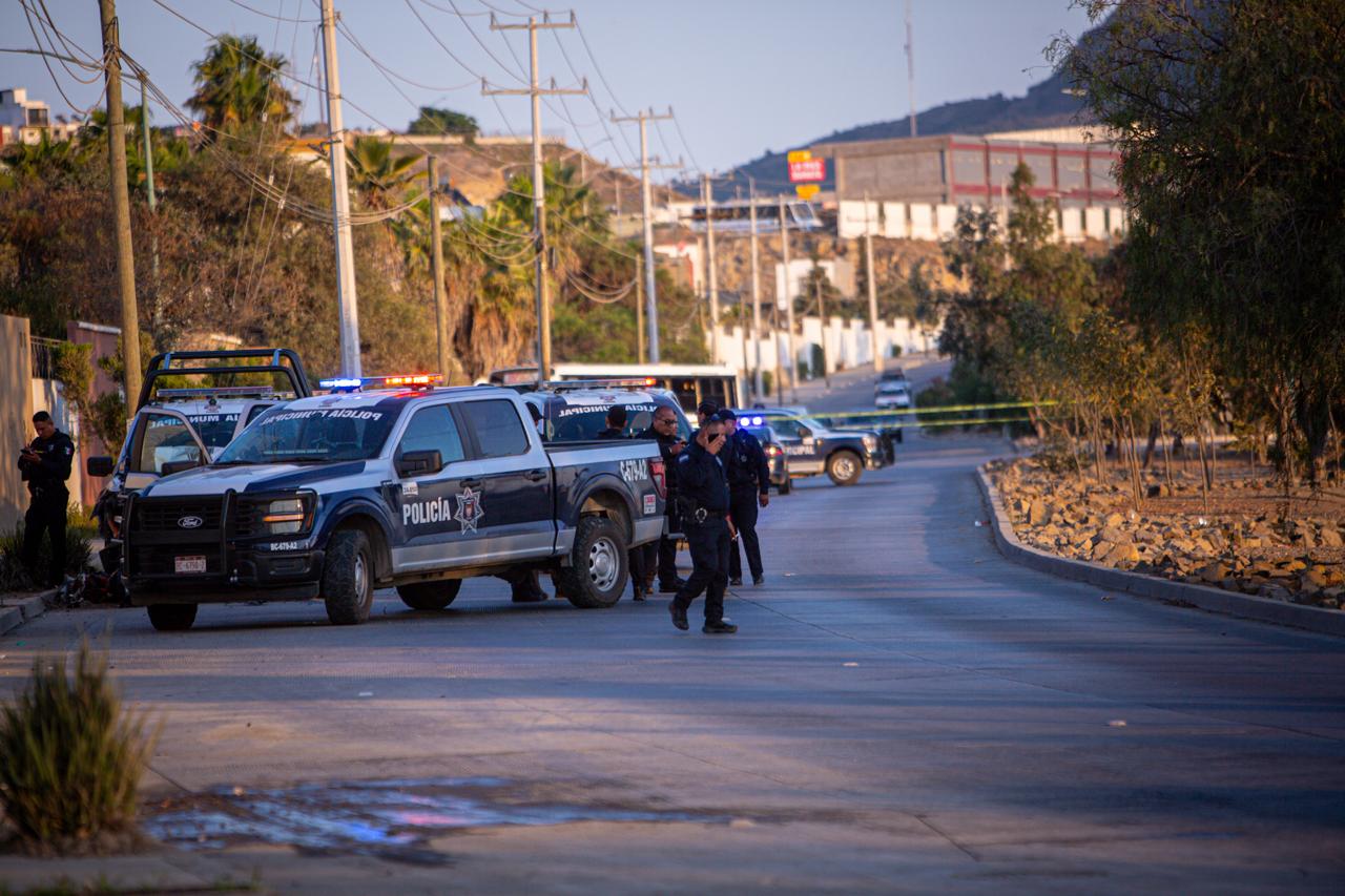 Pareja a bordo de motocicleta muere tras chocar contra unidad de la Policía Municipal