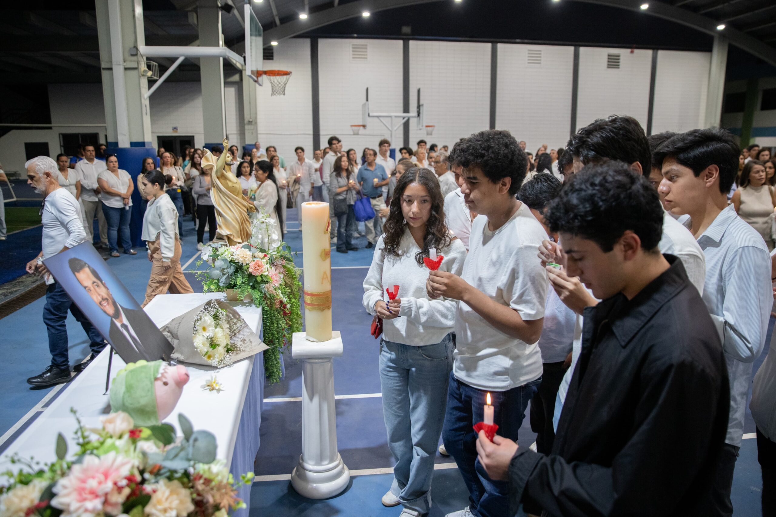 Comunidad del Instituto México realiza vigilia para exigir justicia por el asesinato del maestro Damián Jiménez