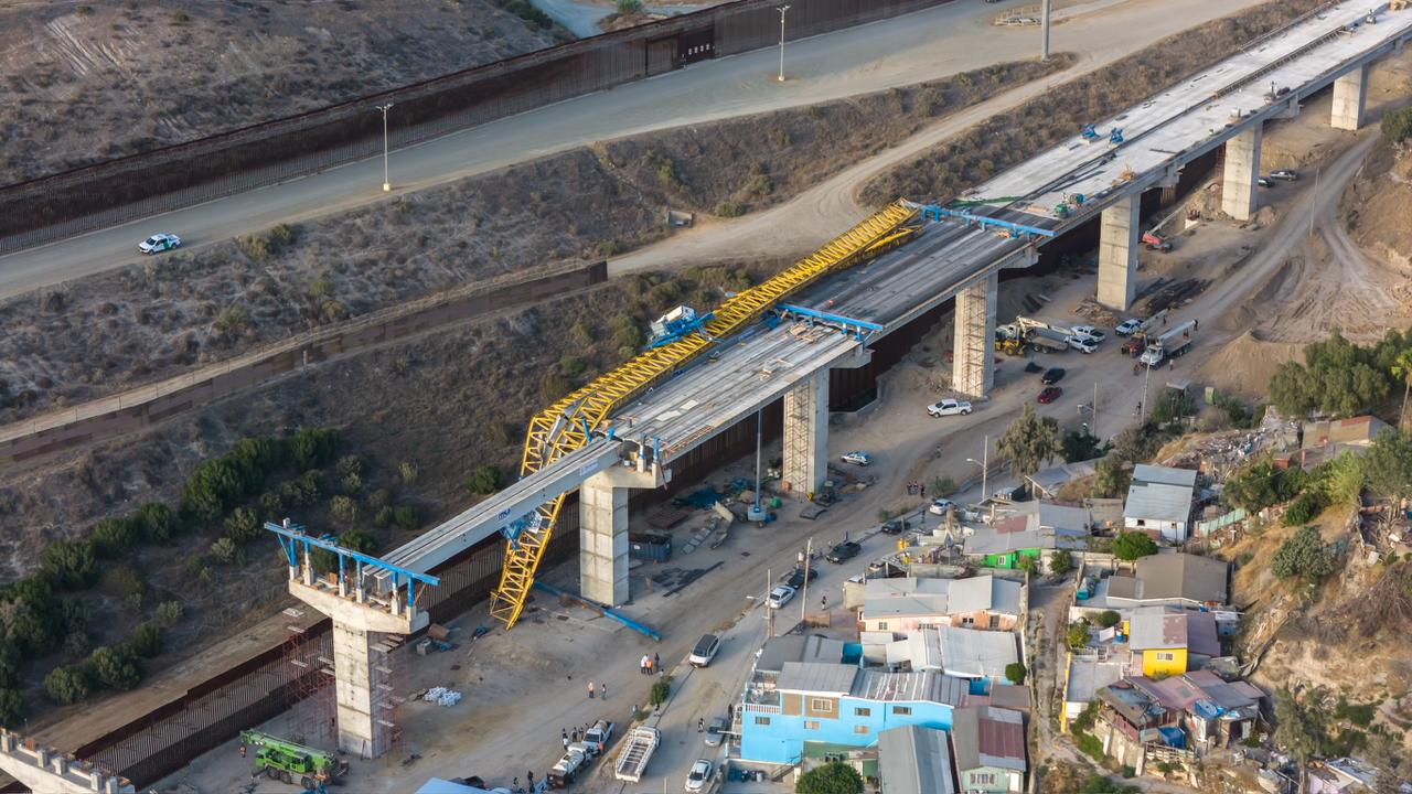 Accidente en construcción del viaducto elevado en Cañón Otay; grúa cae sobre estructura