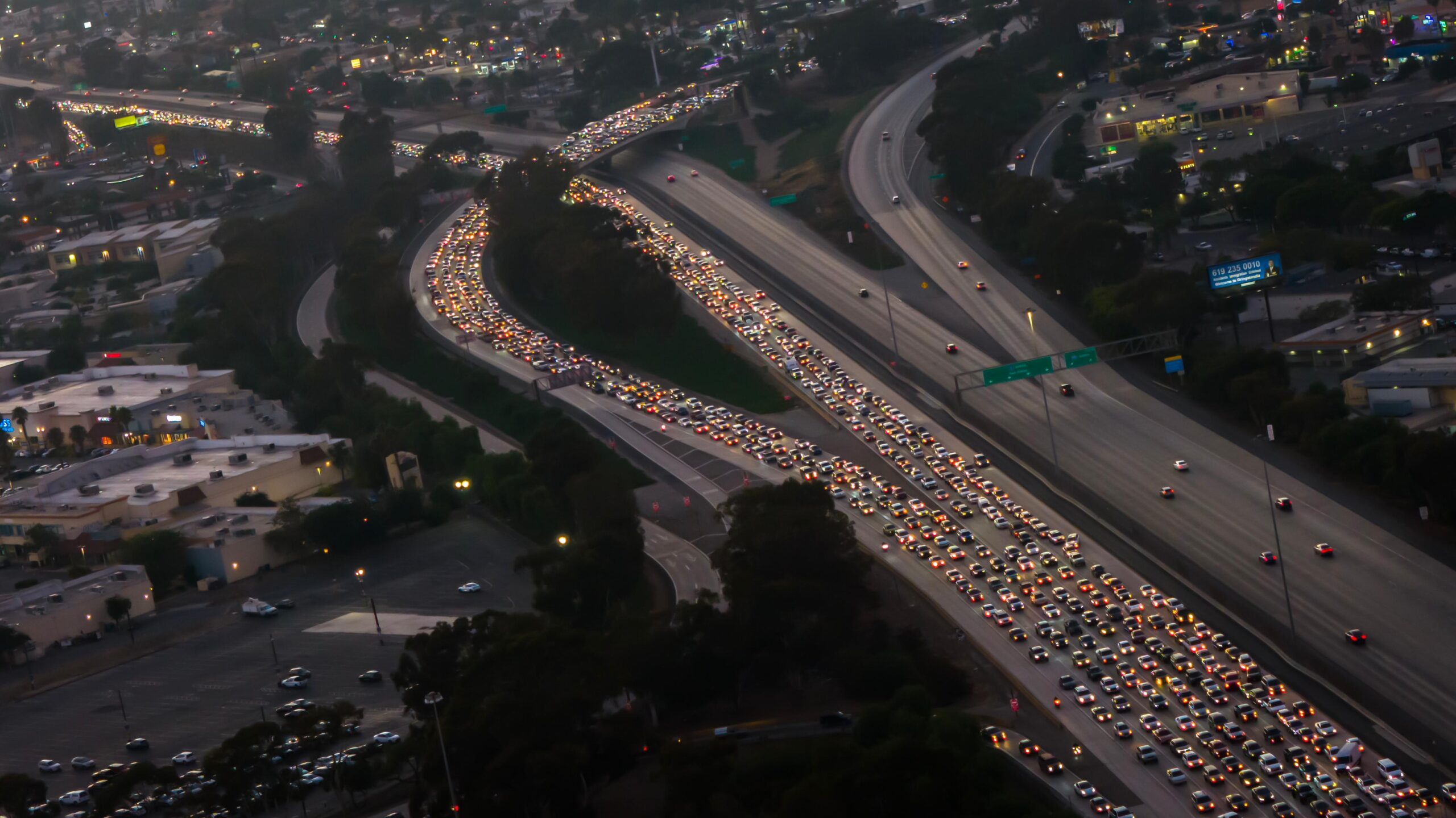 Largas filas para cruzar de San Diego a Tijuana por El Chaparral