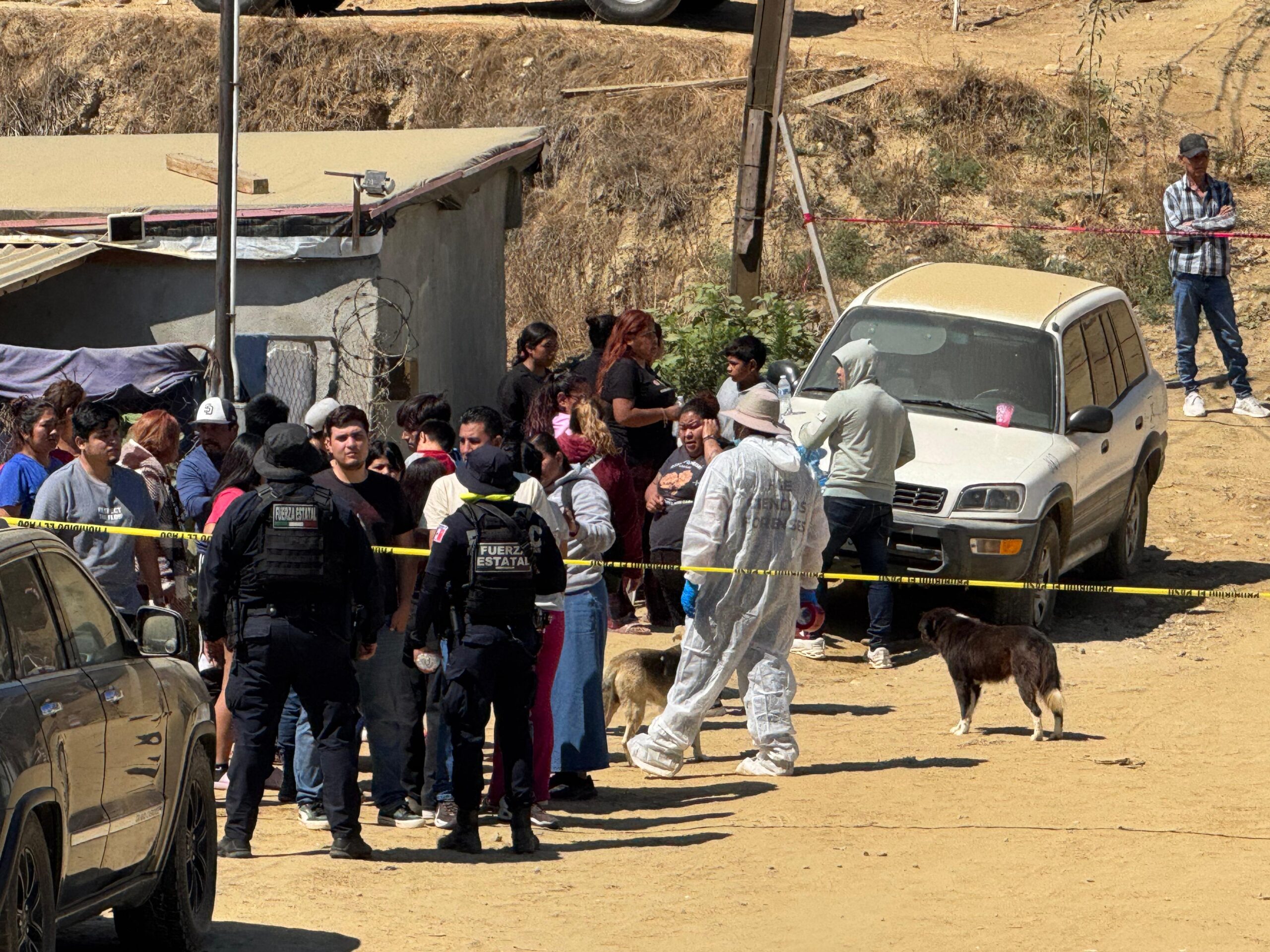 Cuatro personas una mujer y tres hombres fueron halladas sin vida al interior de un domicilio en la colonia Divina Providencia, en lo que autoridades describen como un violento multihomicidio.