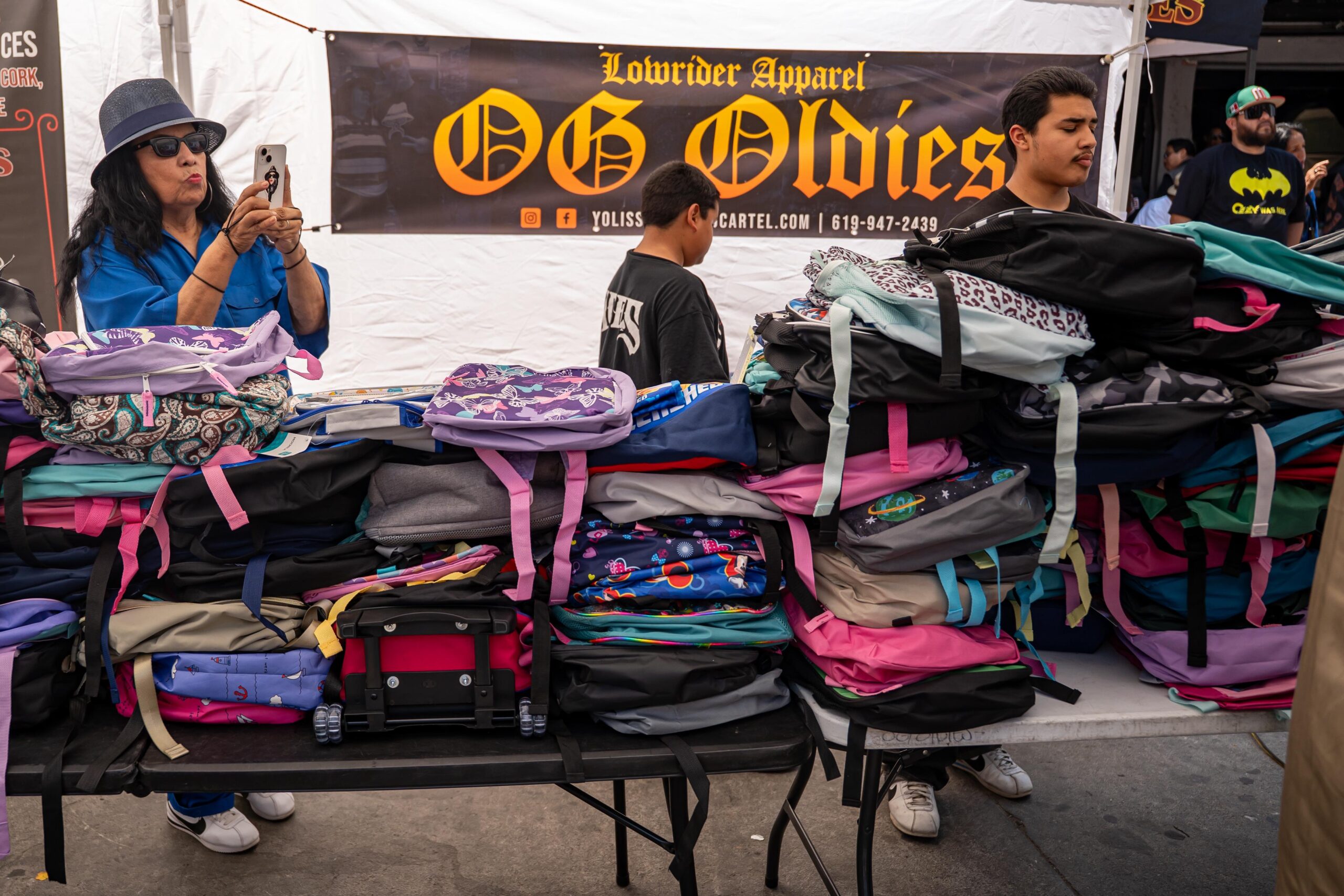 Homies y Pachucos realizaron entrega de mochilas en la avenida Revolución
