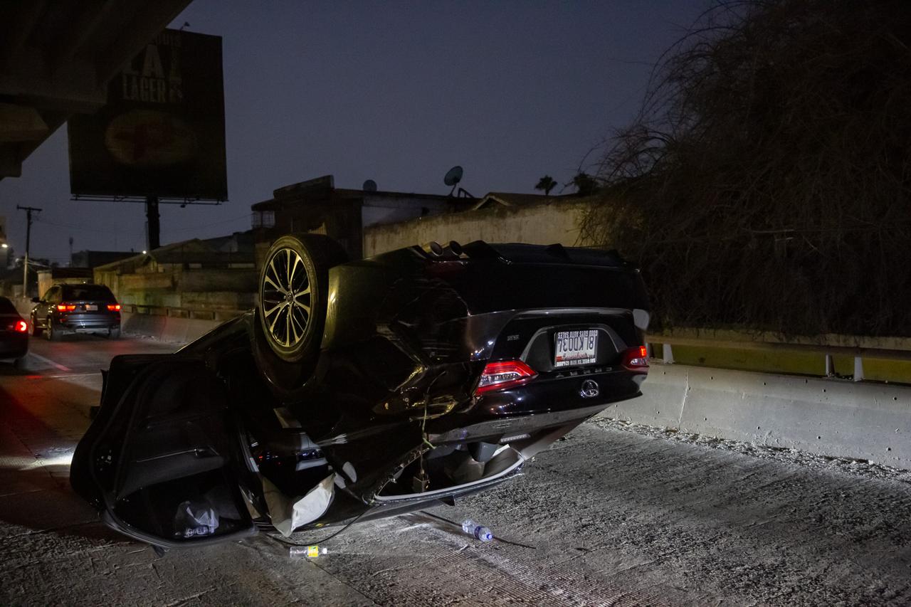 Conductor abandona su vehículo tras volcarse sobre la Avenida Internacional