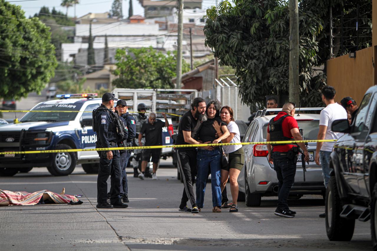 Asesinan un hombre en la colonia Jardín Dorado; autoridades localizan el auto donde huyeron los presuntos agresores