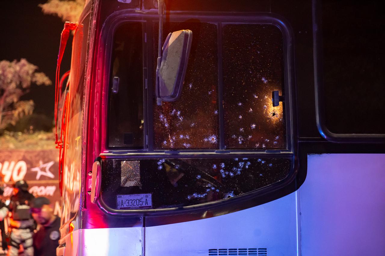 Atacan a chofer de camión de transporte de personal en Loma Bonita