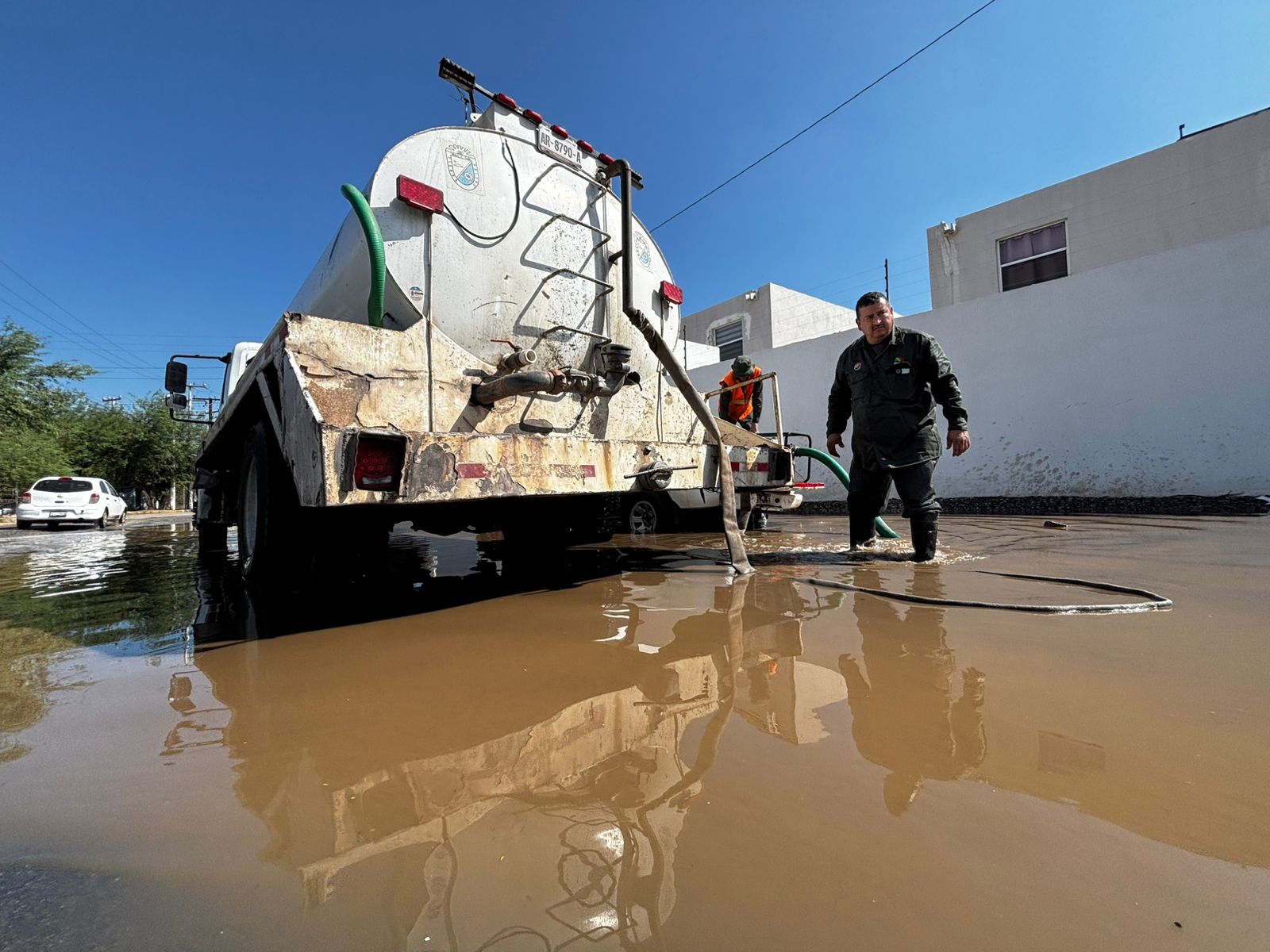 Implementan operativo de desagüe en vialidades de Mexicali por lluvias