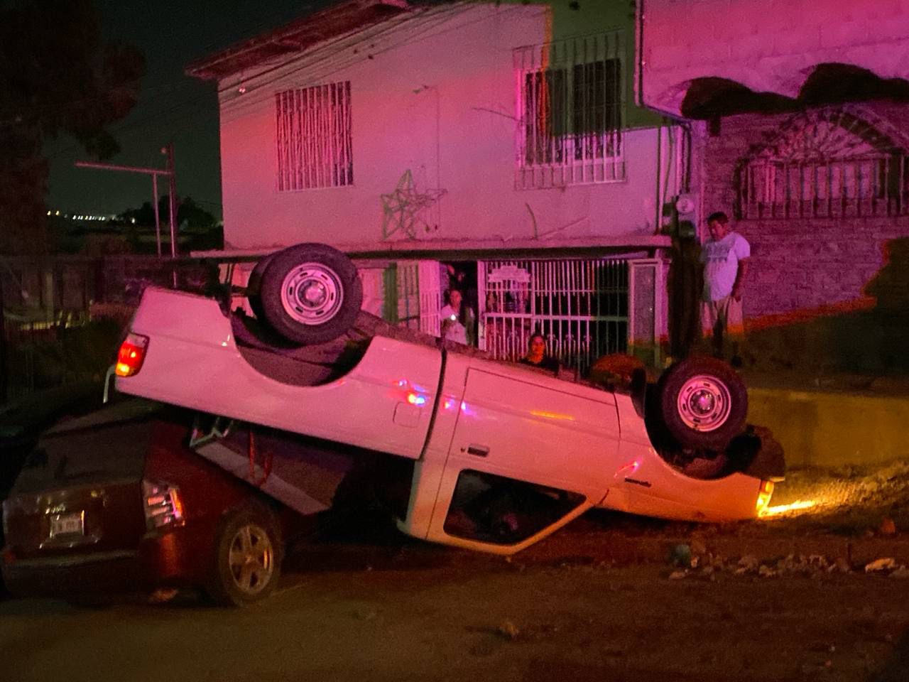 Volcadura en La Morita deja varios vehículos dañados; pareja resulta con lesiones leves