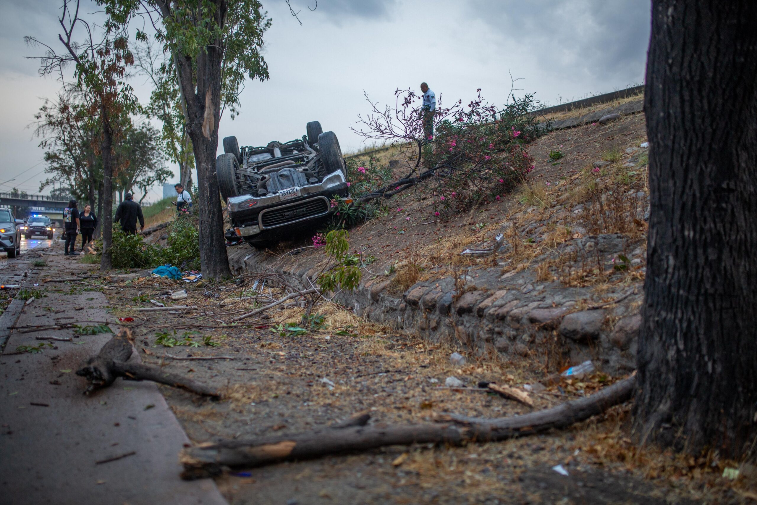Volcadura en Vía Rápida Oriente; conductor resulta ileso