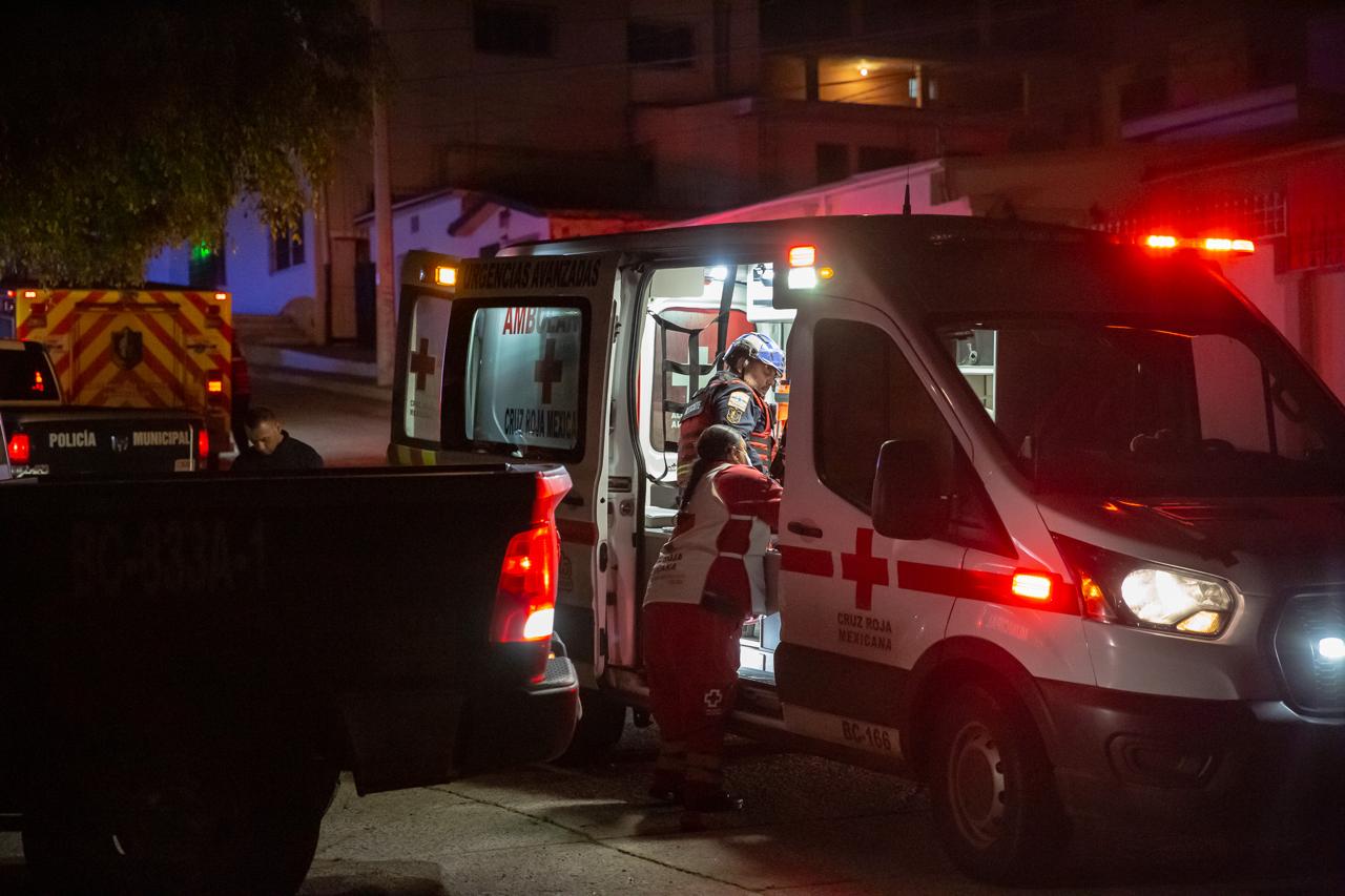 Atacan a balazos a hombre y le dejan cartulina con amenazas