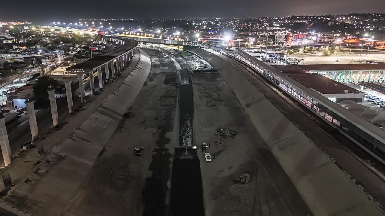 Trabajadores hallan cuerpo flotando en canalización del Río Tijuana