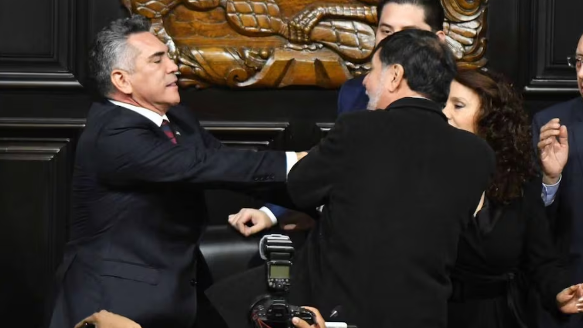 FGR asigna custodia a Noroña tras trifulca con “Alito”