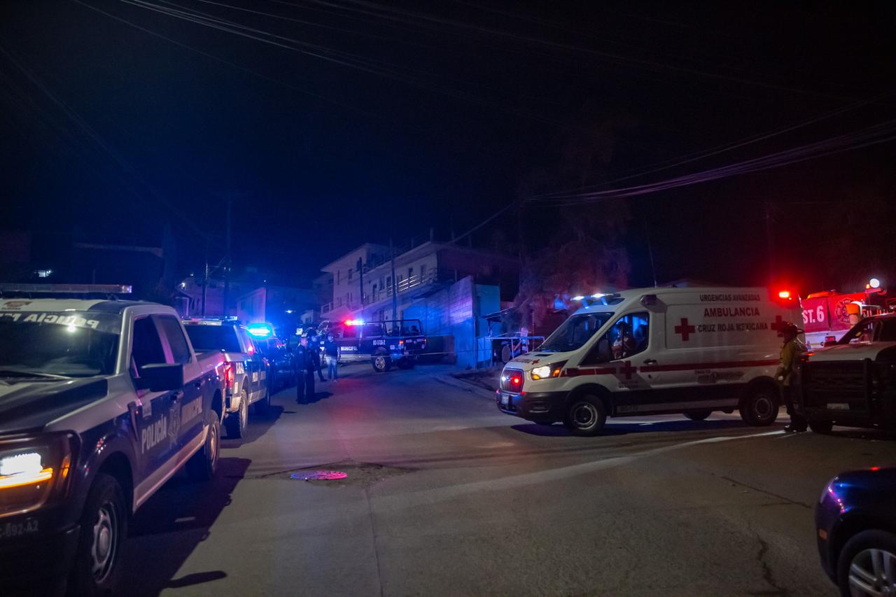 Joven asesinado en su camioneta; termina chocando contra un auto estacionado