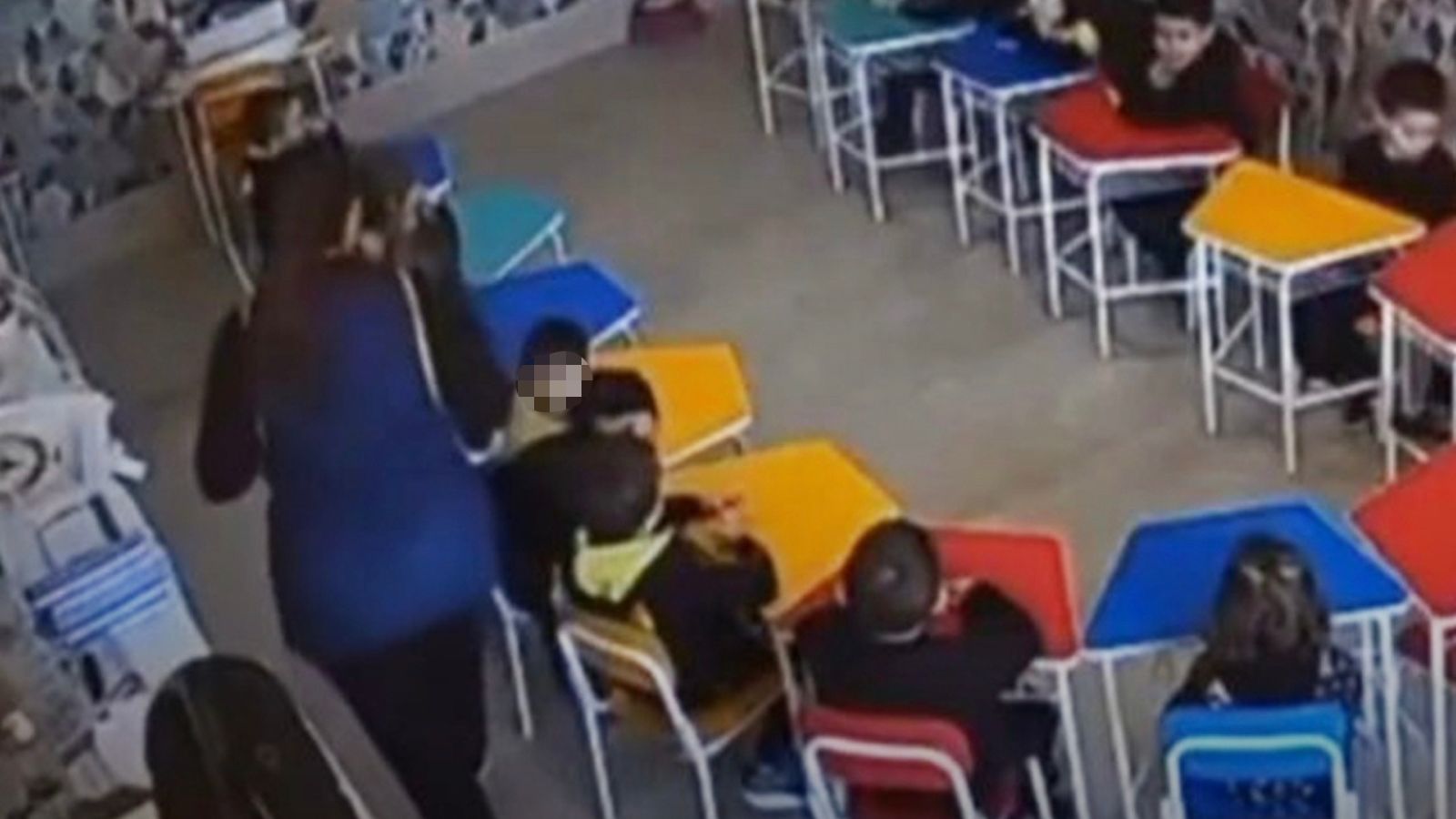 Captan a maestra golpeando con libros a niño de 4 años; le tiró un diente.