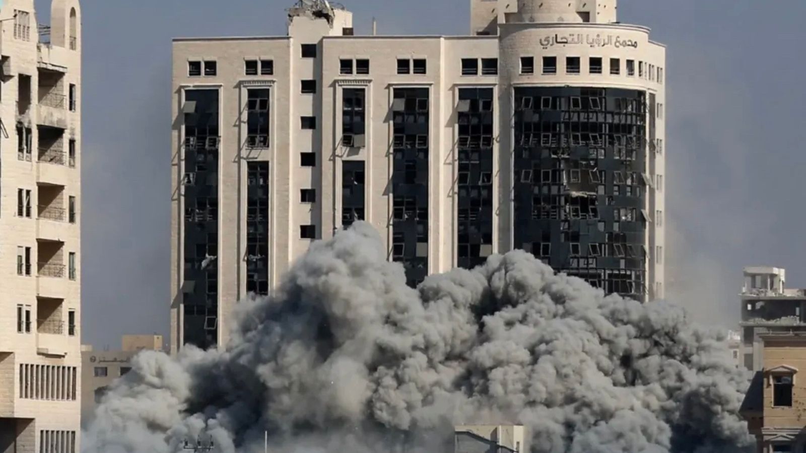 Israel ataca torre residencial en Gaza.