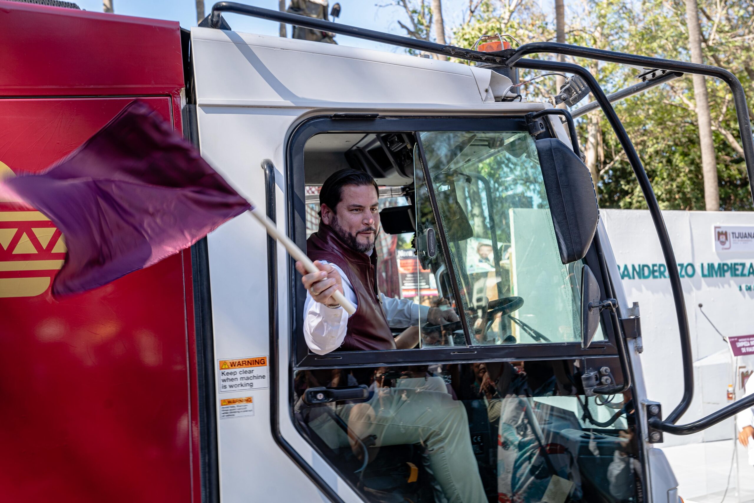 Arranca plan de limpieza urbana: barredoras mecánicas, retroexcavadoras y hasta un dron contra grafiti