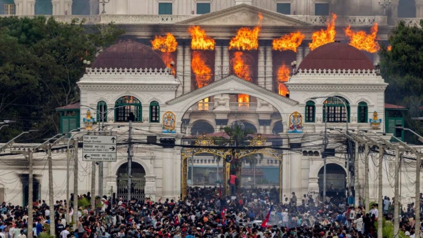 25 muertos, más de 300 heridos y la huida de 900 reos tras cancelación de Facebook y WhatsApp en Nepal.