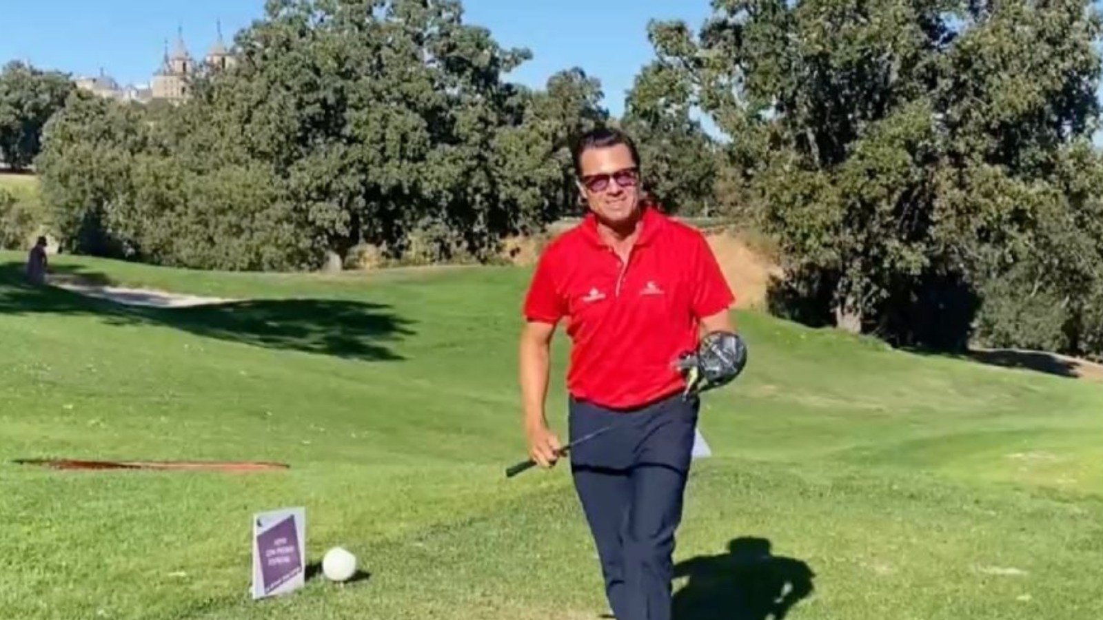 Captan a Enrique Peña Nieto participando en un torneo benéfico de golf en España