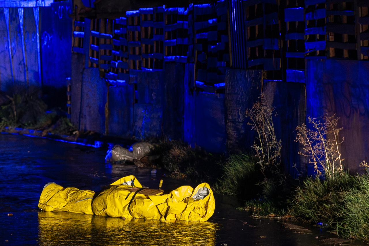 Abandonan cuerpo envuelto en lona con narcomensaje en Valle Verde