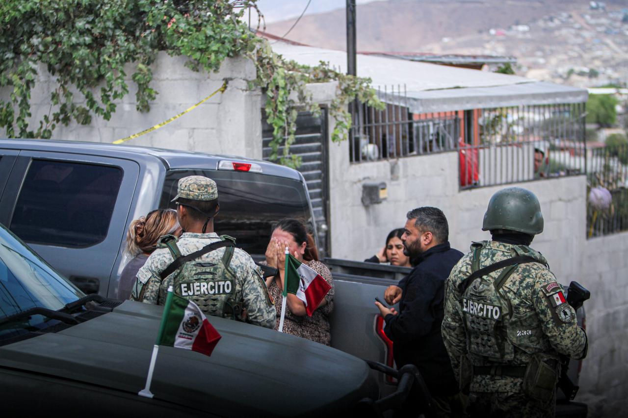 Hombre es asesinado a tiros dentro de un vehículo en la colonia Maclovio Rojas